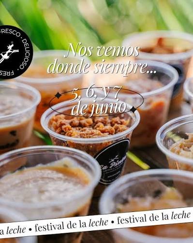 Mesa con dulces elaborados con leche en un puesto de la Feria de la Leche de Higüey.